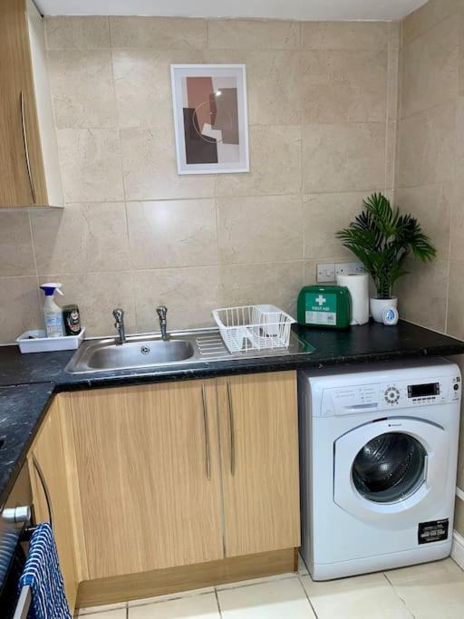 Stylish Cosy Studio Apartment Грейвсенд Экстерьер фото