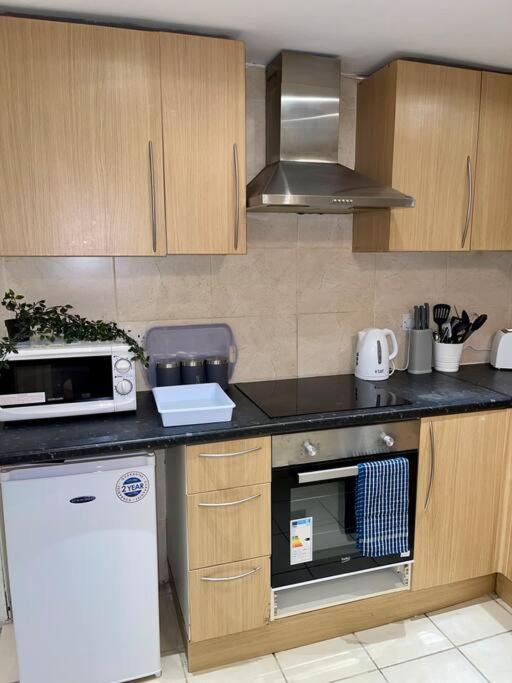 Stylish Cosy Studio Apartment Грейвсенд Экстерьер фото