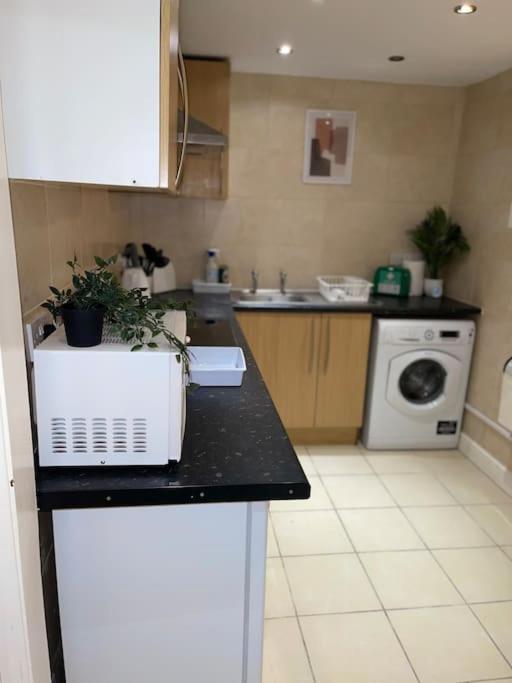 Stylish Cosy Studio Apartment Грейвсенд Экстерьер фото