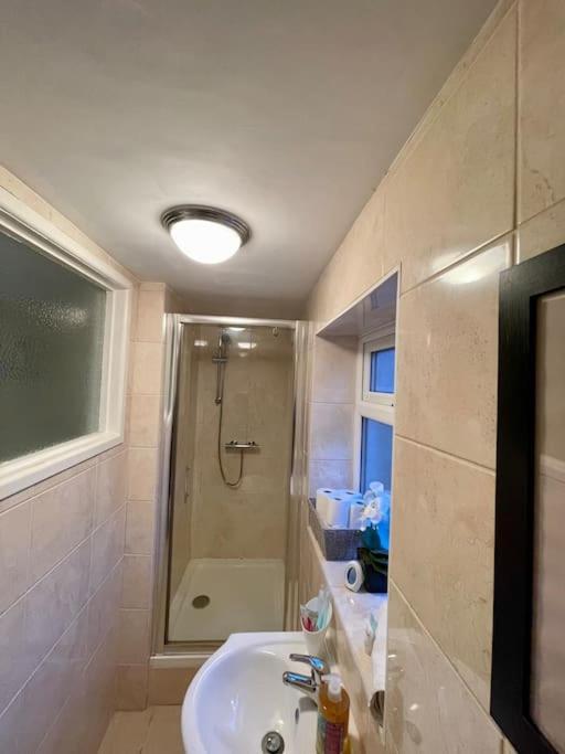 Stylish Cosy Studio Apartment Грейвсенд Экстерьер фото