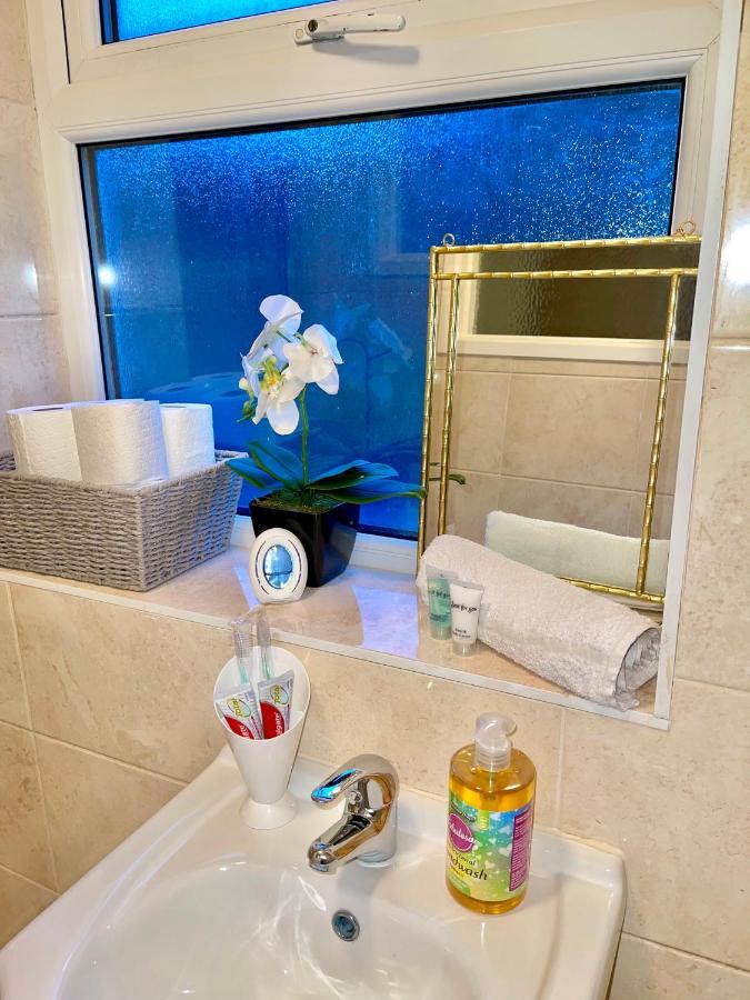 Stylish Cosy Studio Apartment Грейвсенд Экстерьер фото